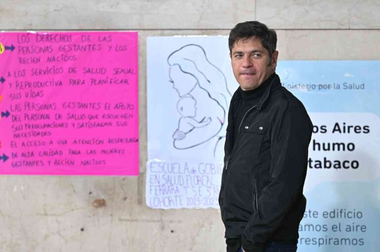 Kicillof mandó armar un escenario para los festejos y el peronismo convoca a un banderazo