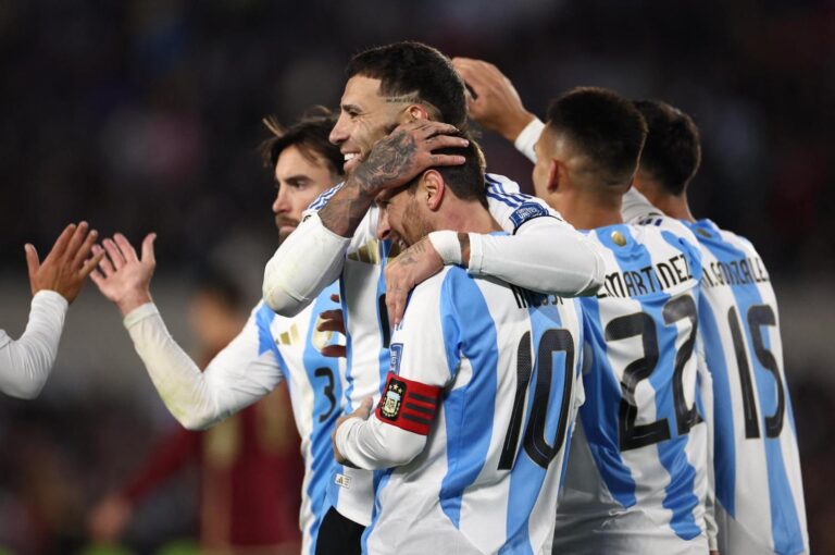 Messi hizo dos goles en su despedida y la Argentina brilló con un 3-0 ante Venezuela