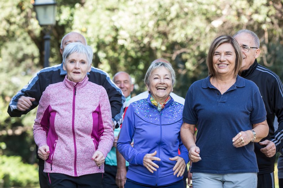 Caminar más rápidamente de lo habitual puede reducir la fragilidad en adultos mayores, según un estudio