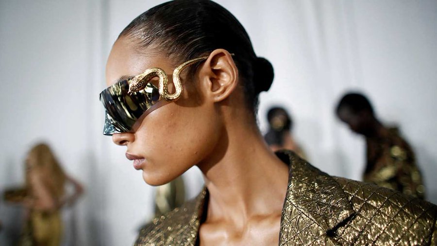 Dorado, Cleopatra y rock and roll: la ropa que imaginó Roberto Cavalli para 2026