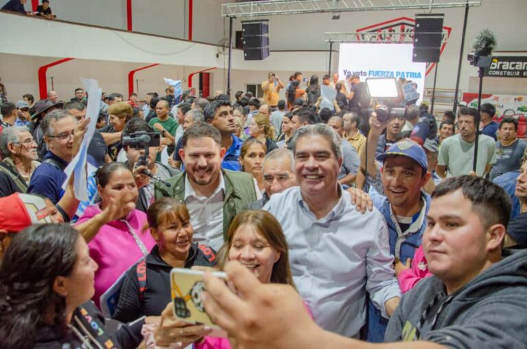 “Con la fuerza del pueblo”: Capitanich cerró campaña en Villa Ángela y llamó a votar por la celeste y blanca
