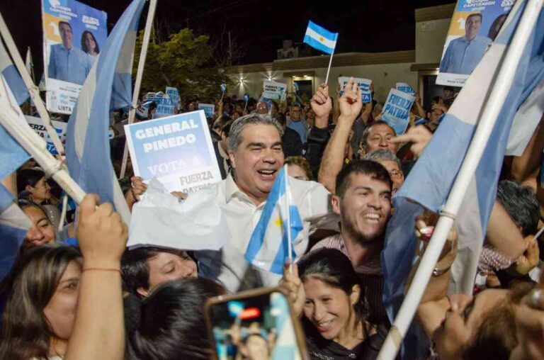 Capitanich cerró la campaña de Fuerza Patria en Charata con un mensaje claro: “El voto útil es el voto con el bolsillo”