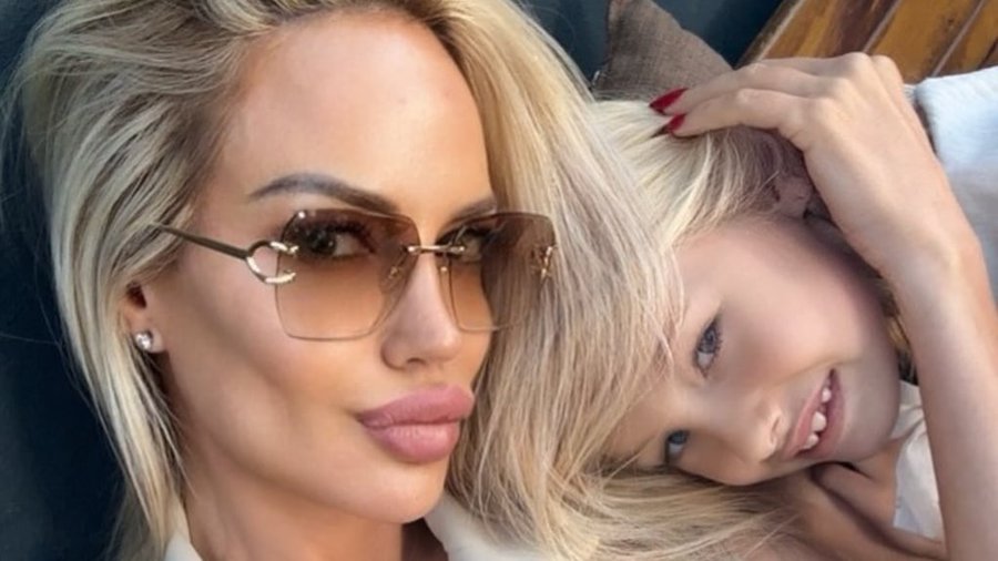 Luciana y Matilda Salazar volvieron a posar a juego en tonos beige para un almuerzo juntas