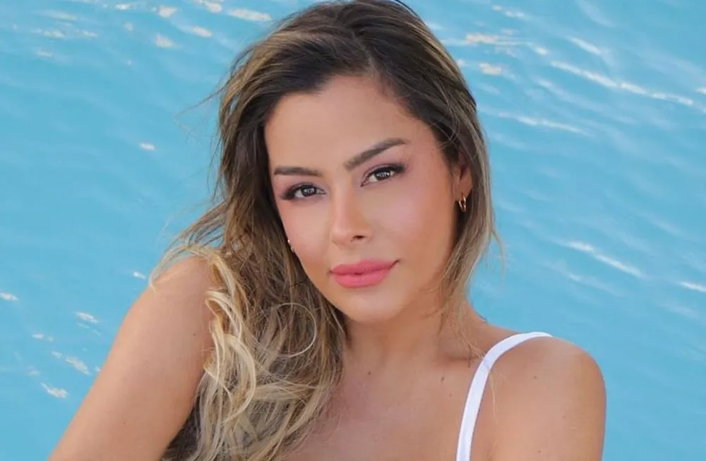 Desde la playa, Larissa Riquelme presumió sus curvas con un traje de baño muy diminuto