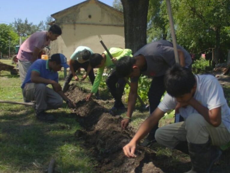Una cautelar impide al gobierno de Zdero cerrar una escuela para jóvenes del pueblo Wichí del Chaco