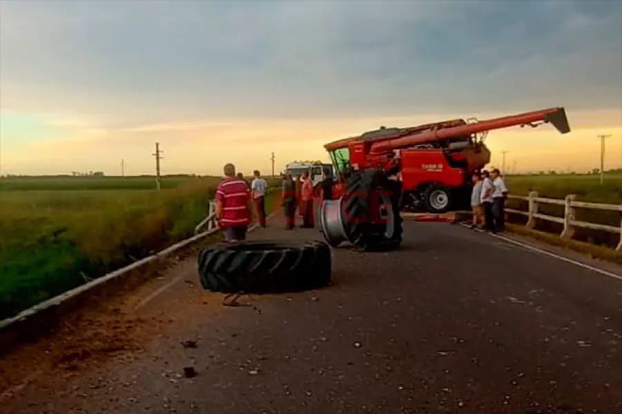 Impresionante choque entre un camión y una cosechadora sobre un puente en el kilómetro 198 de la Ruta 11