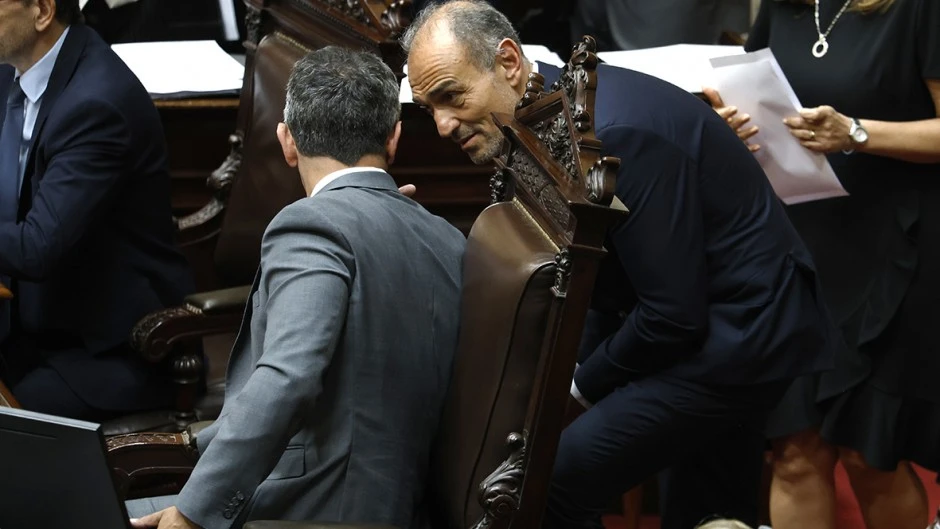 Los Menem quieren cargarse a Santiago Caputo después de la reforma laboral