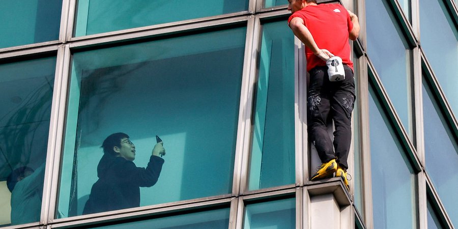 Las imponentes imágenes que dejó el histórico ascenso de Alex Honnold al Taipei 101