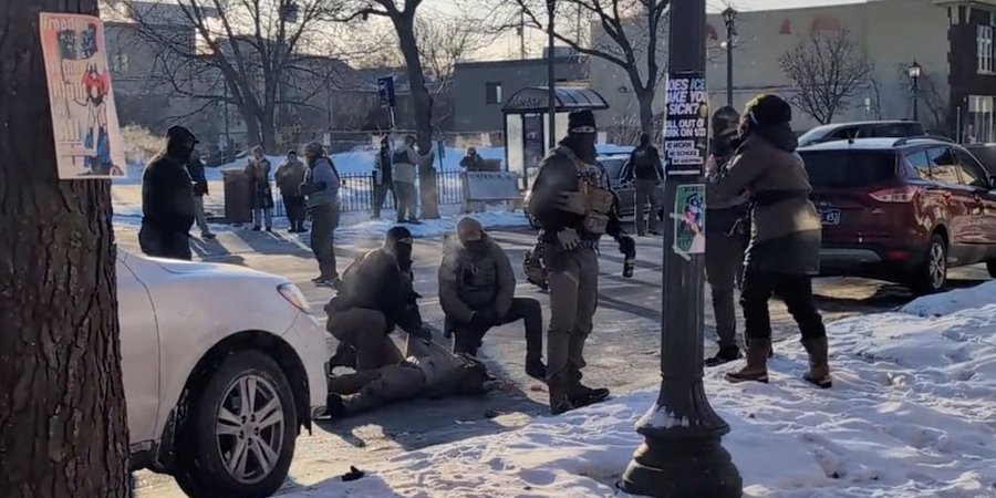 Así fue el ataque de los agentes de inmigración que asesinaron a Alex Pretti en Minneapolis durante una manifestación