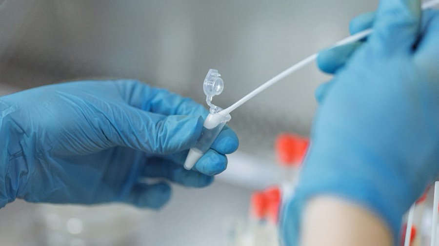 Una mujer descubrió que no era hija biológica de su padre y demandó a una clínica por inseminar a su mamá con el esperma equivocado