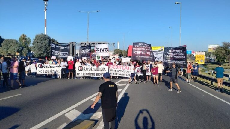 Corte en Panamericana por una protesta de trabajadores de una empresa de artículos de limpieza