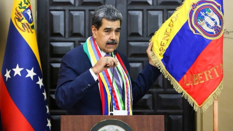 Tras atacar Venezuela, Donald Trump anunció que Nicolás Maduro fue capturado y trasladado fuera del país
