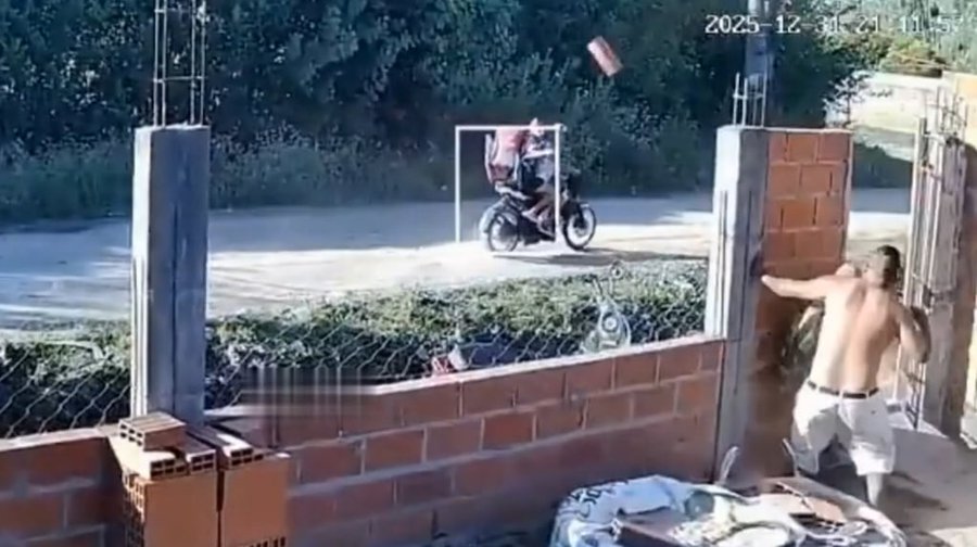 Ladrones quisieron robar una moto de una obra en construcción y los obreros se defendieron tirando ladrillos