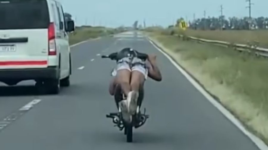 Video: grabaron a un hombre manejando acostado sobre su moto en una ruta de Córdoba