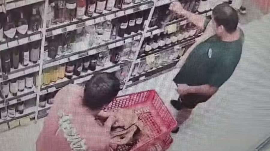 Detuvieron en Copacabana a dos argentinos acusados de robar botellas de whisky y productos de lujo