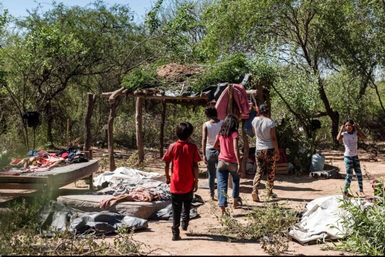 CHACO Niños sin techo pero con vinchucas… un impermeable que duele