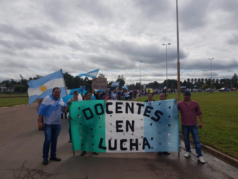 CHACO Docentes hacen un Banderazo Provincial en Defensa de un Salario Digno