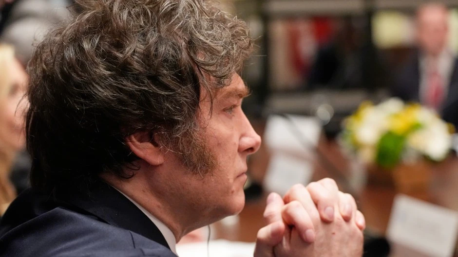 Furioso por la revelación del contrato con Libra, Milei amenaza con el cierre de Clarín