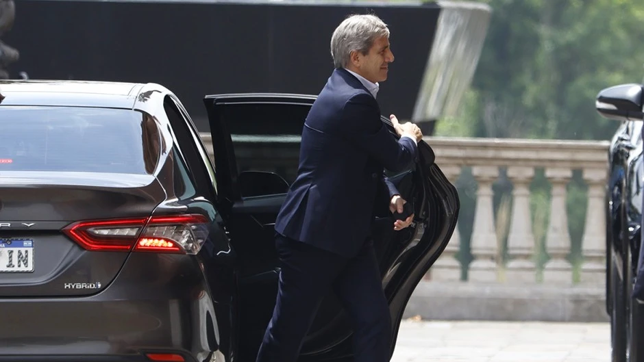 Caputo tuvo que pedirle otro préstamo a Bessent para pagarle al FMI y disfrazar la meta de reservas