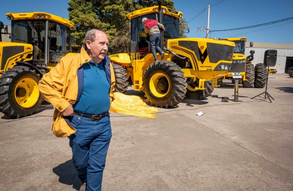 Crisis industrial La histórica fÔbrica de tractores Pauny entró en crisis y cae la imagen de Milei