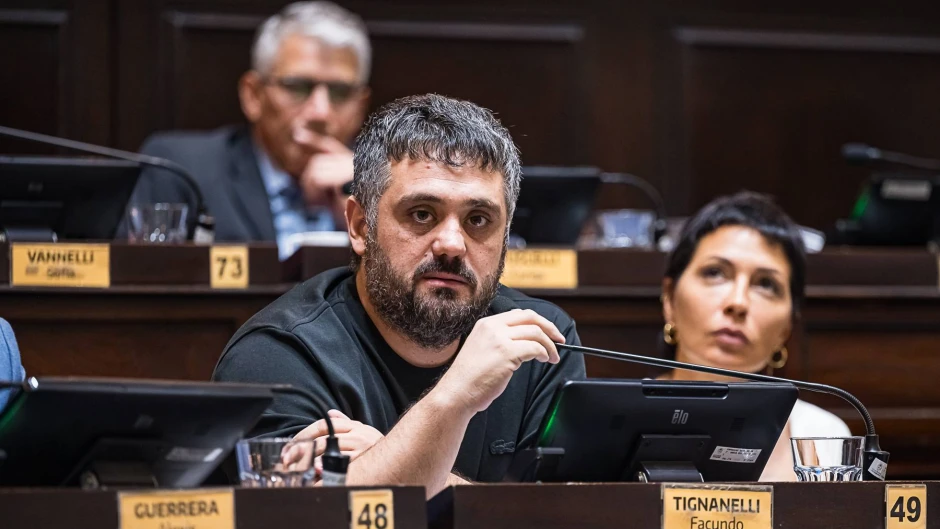 En la Legislatura, La Cámpora les recordó a los hermanos Adorni las veces que hicieron uso de los derechos laborales