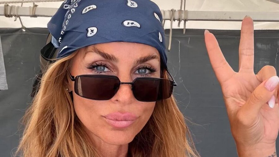 Sabrina Rojas deslumbró en las playas de Mar del Plata con sus microbikinis: del look navy al animal print