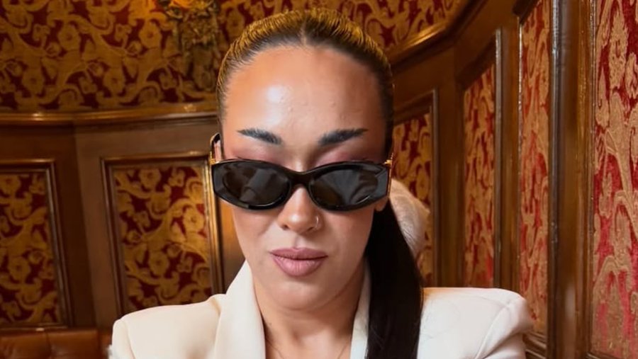 Evelyn Botto llegó al Teatro Colón en traje pantalón, anteojos Miu Miu y manicura neón: “Hipnótica”
