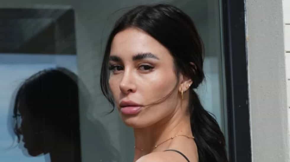 Cam Nair jugó al límite de la censura con la bikini más diminuta y se robó todas miradas