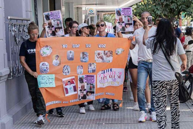 Se profundiza la crisis en el INSSSEP: afiliados convocan a una nueva movilización