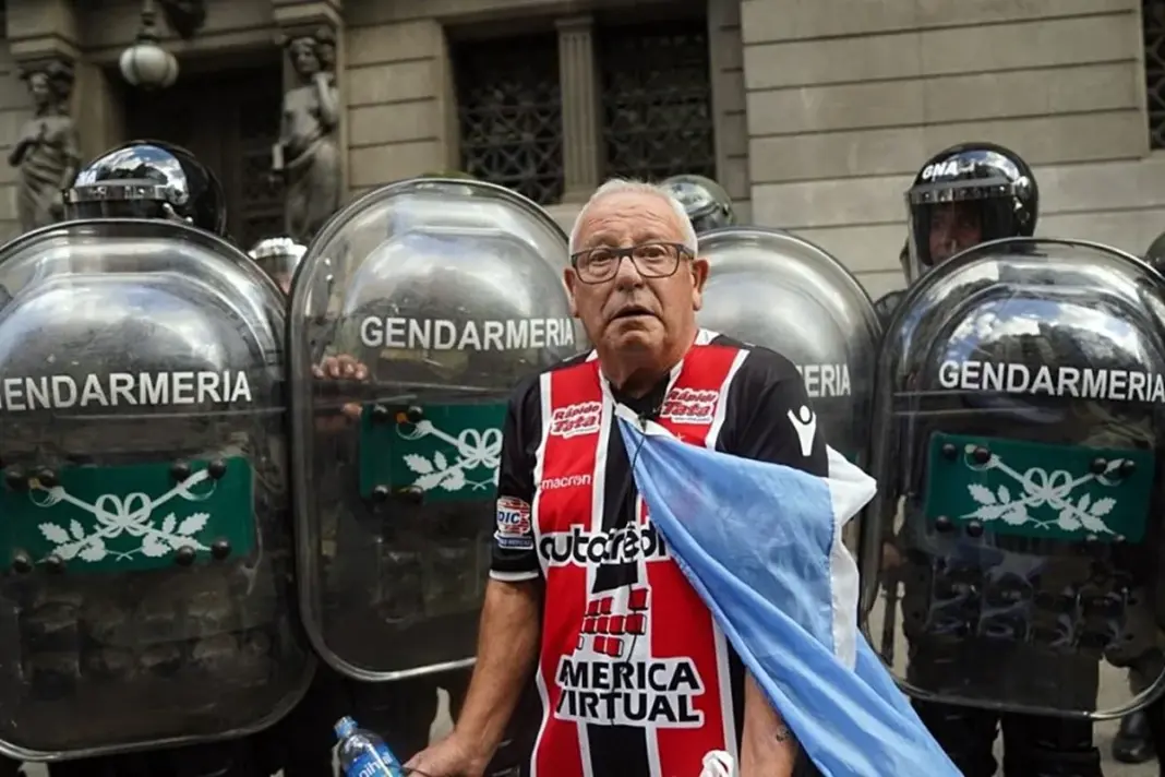 «Matenmé»: el fuerte testimonio del jubilado que detuvieron en la marcha contra la reforma laboral