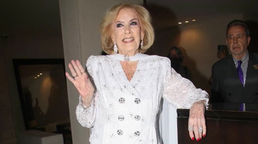 Chaqueta con cristales y perlas y falda larga: el elegante look de Mirtha Legrand para celebrar sus 99 años