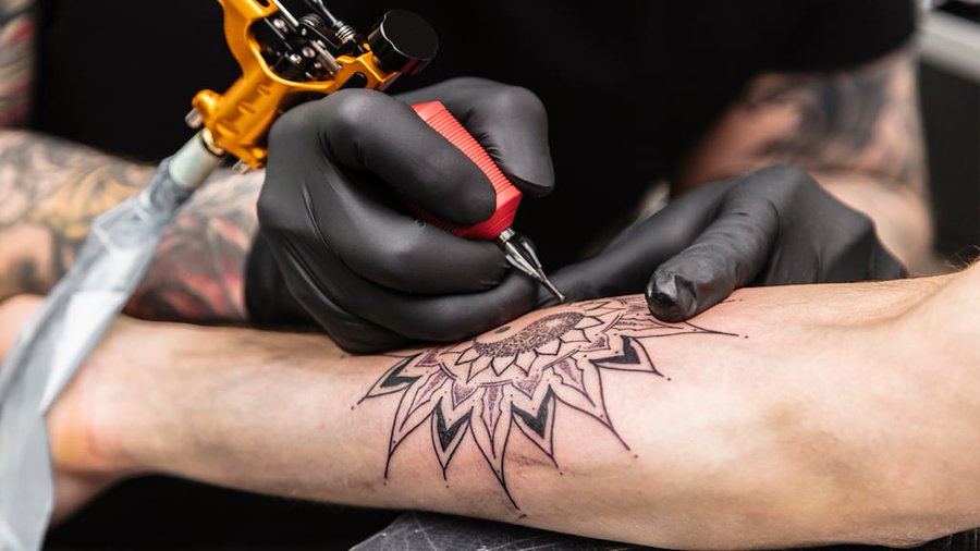 Advierten que los tatuajes pueden provocar ceguera, según un estudio