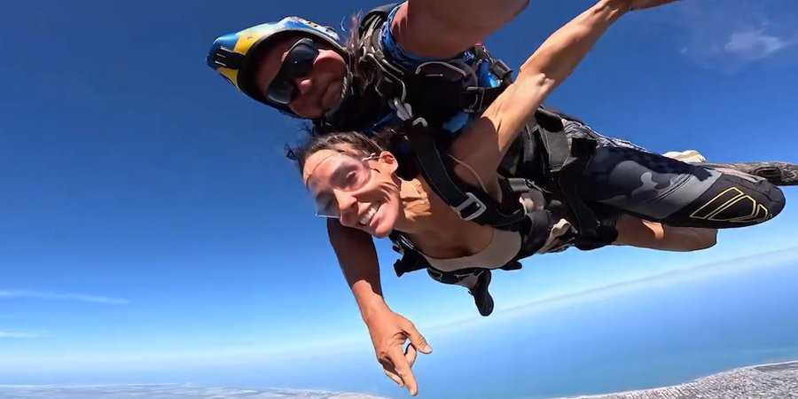 “Pura vida”: el video del espectacular salto en paracaídas de María Susini y la inesperada reacción de Facundo Arana