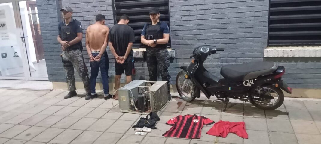 SÁENZ PEÑA – Los sorprendieron trasladando un aire acondicionado en moto y terminaron demorados