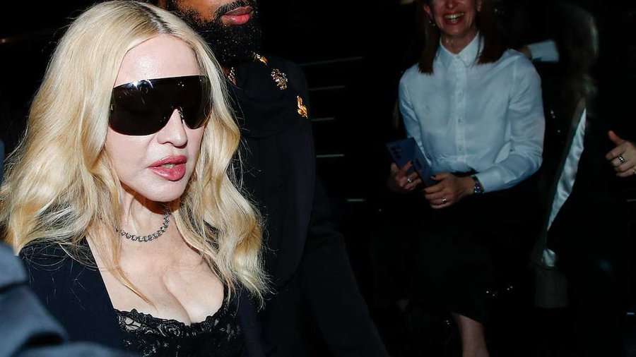 Madonna revolucionó el desfile de Dolce & Gabbana en Milán con un look total black y guiños a los 90