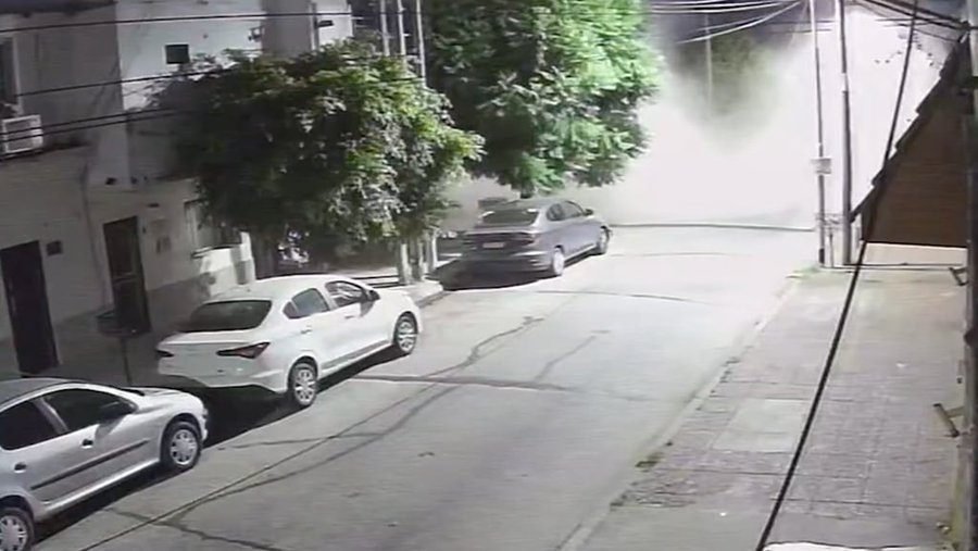 Impactante video: se derrumbó el techo de una casa en Sarandí y aplastó por completo un auto