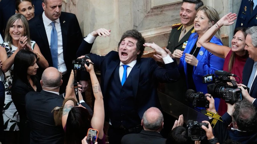 A Milei le sirve más un kirchnerismo vivo que muerto: la estrategia para confrontar con un enemigo perfecto
