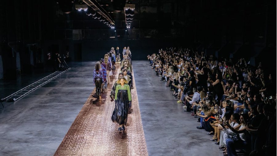 Mishka deslumbró en BAFWEEK: noche ochentosa, botas protagonistas y un festejo a puro lujo por sus 25 años