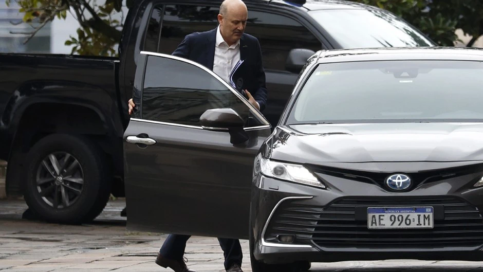 Sturzenegger eliminó los prácticos de los buques para beneficiar a las cerealeras extranjeras y desató una guerra con la Armada