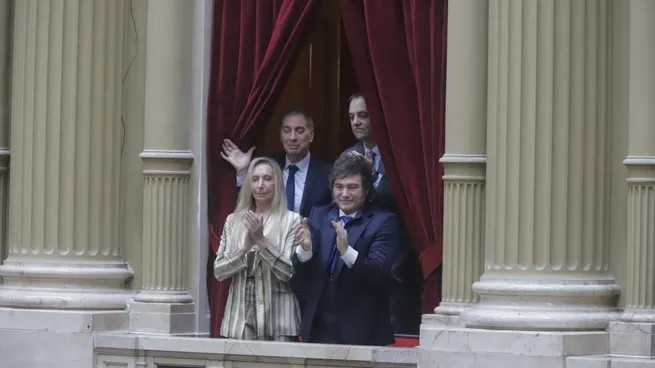 Cae la aprobación de Javier Milei: el impacto de las denuncias judiciales y la crisis económica