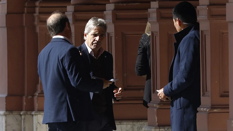 Qué hay detrás de la “estatización” de grandes empresas que empuja Caputo con la Anses