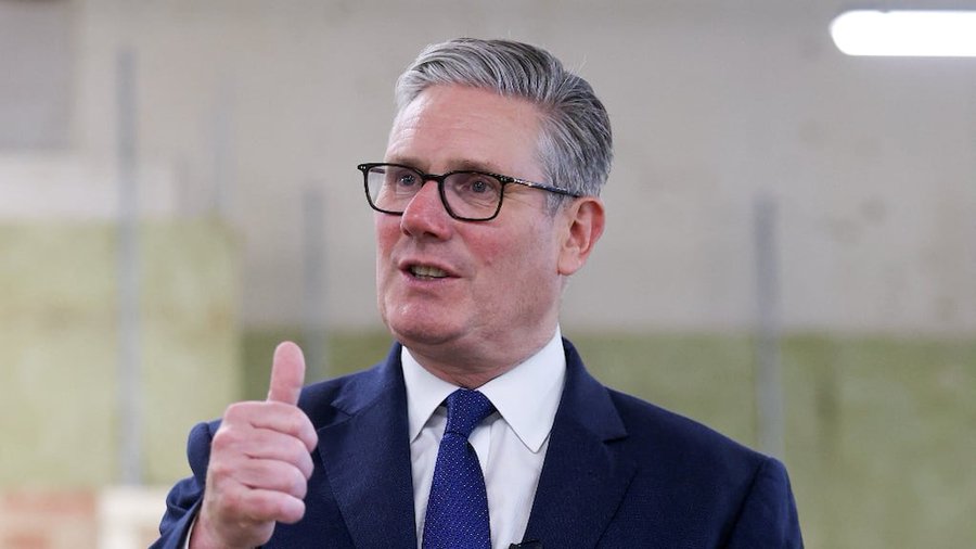 Crisis en el Reino Unido: Keir Starmer se aferra al poder a pesar de la renuncia de tres miembros del gabinete