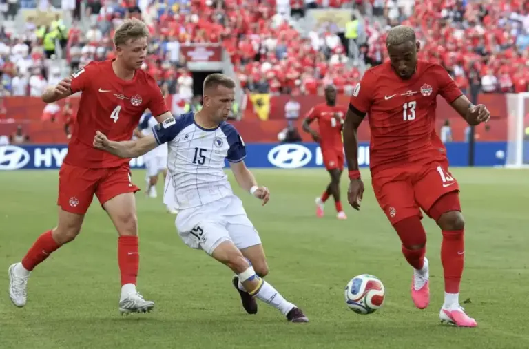 ¡CANADÁ EVITÓ LA DERROTA SOBRE LA HORA! El anfitrión rescató un empate en su debut mundialista