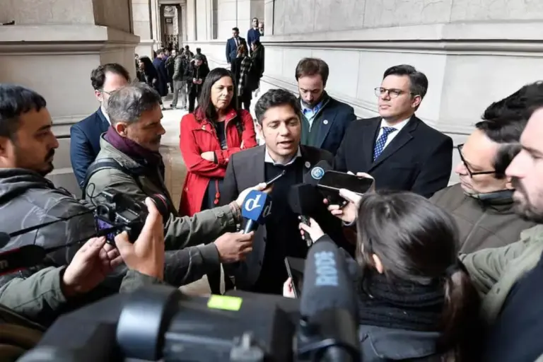 “Estoy buscando un pendrive para la Provincia”: la chicana de Axel Kicillof a Manuel Adorni