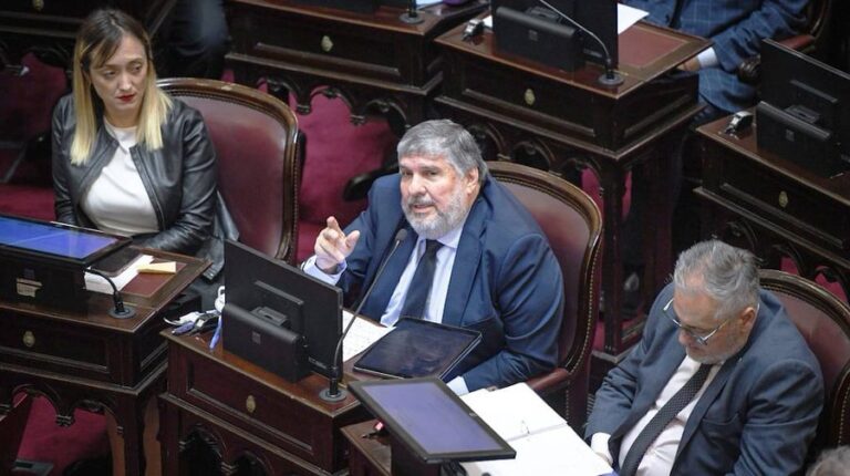 El peronismo presiona para interpelar y tratar una moción de censura contra Adorni en el Senado