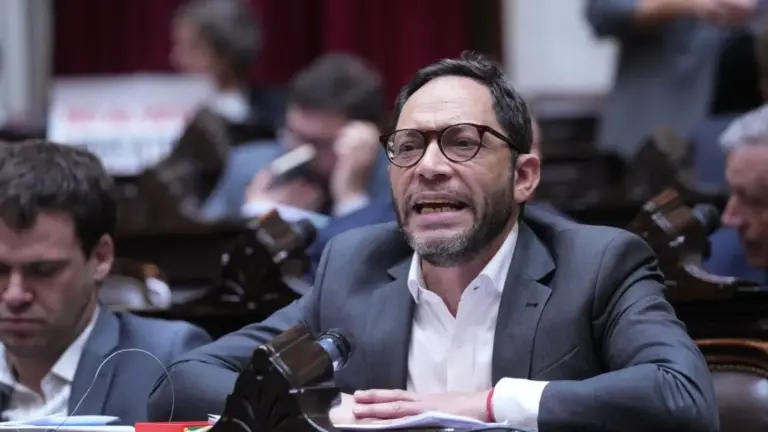 «Omisiones deliberadas»: Mónica Frade y Maximiliano Ferraro sumaron una nueva denuncia contra Manuel Adorni