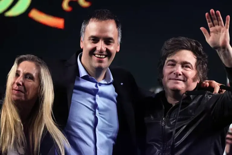 “Fortalecido”: Javier Milei volvió a respaldar a Manuel Adorni tras el escándalo