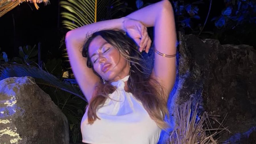 Top underboob, falda pareo, bodychain y botas texanas: el look sunset de Karina Jelinek en el Caribe