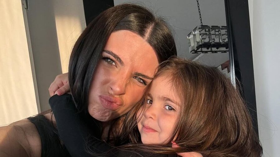 Olivia, la hija de Enzo Fernández y Valentina Cervantes, estrenó minilook firmado por Burberry
