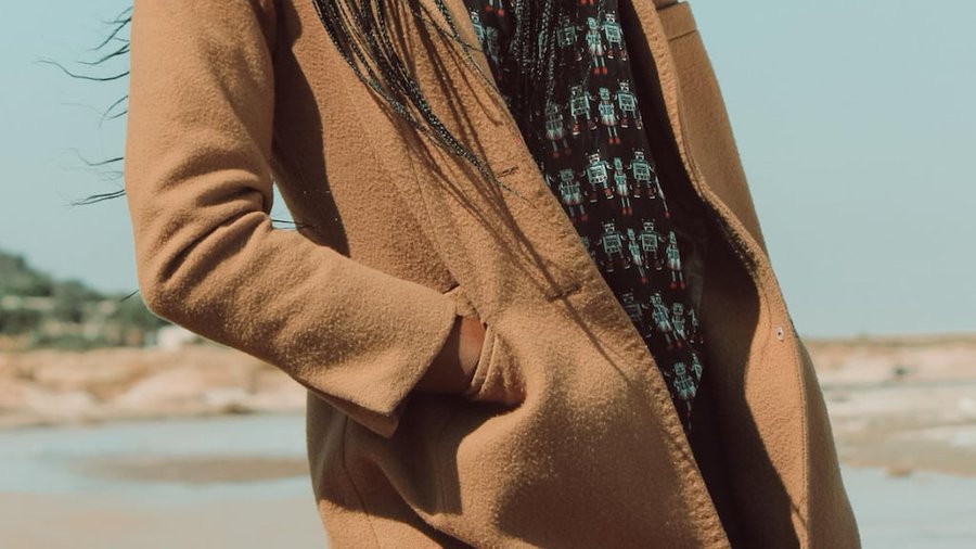 Adiós al blanco y negro: la nueva tendencia para vestirte en 2025 sin quedar fuera de moda, según estilistas